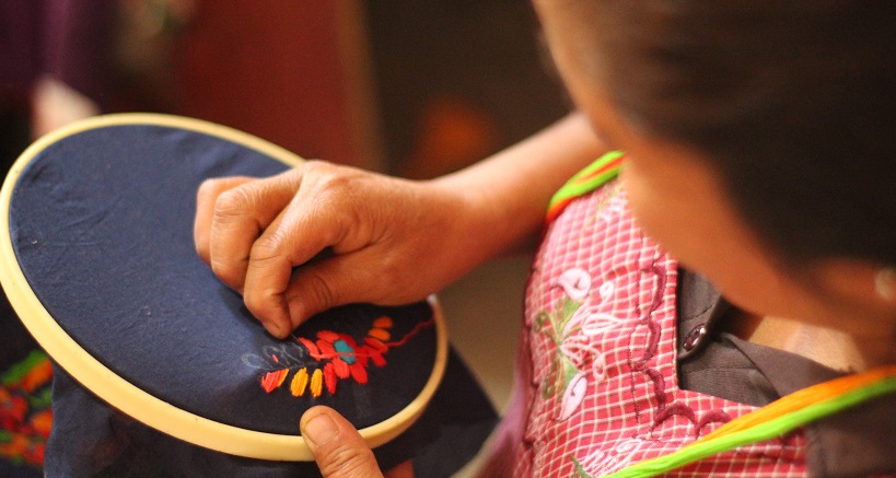 El telar de la desmemoria y la metáfora del bordado. Arte relacional desde una perspectiva intergeneracional y de género