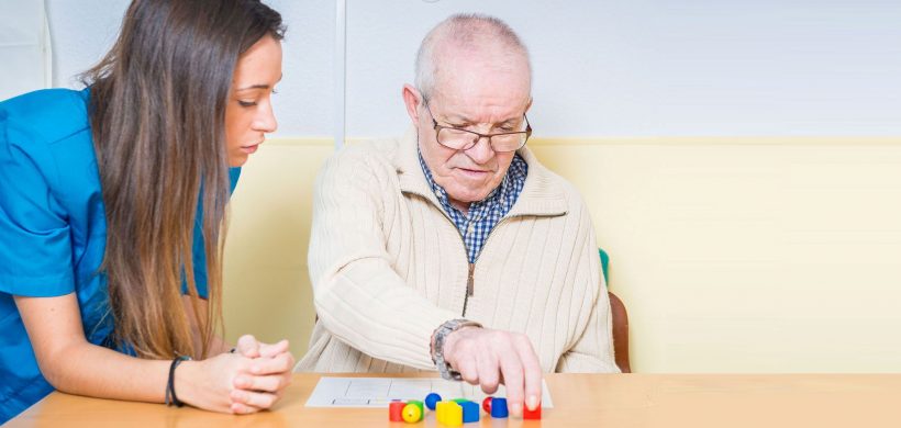 Señor mayor haciendo ejercicios de estimulación