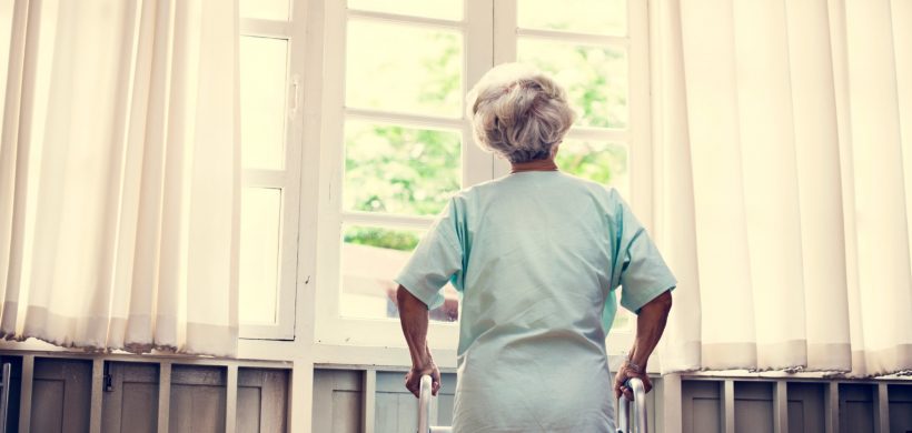 Señora mirando por la ventana