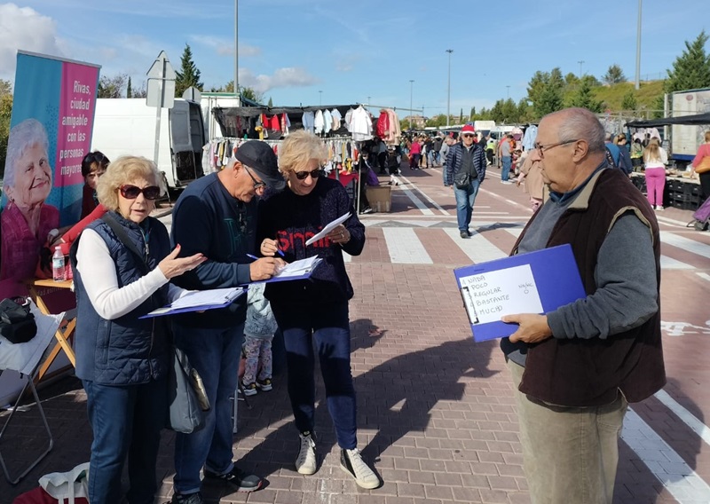Grupo Motor recogiendo encuestas. Imagen destacada del artículo del blog