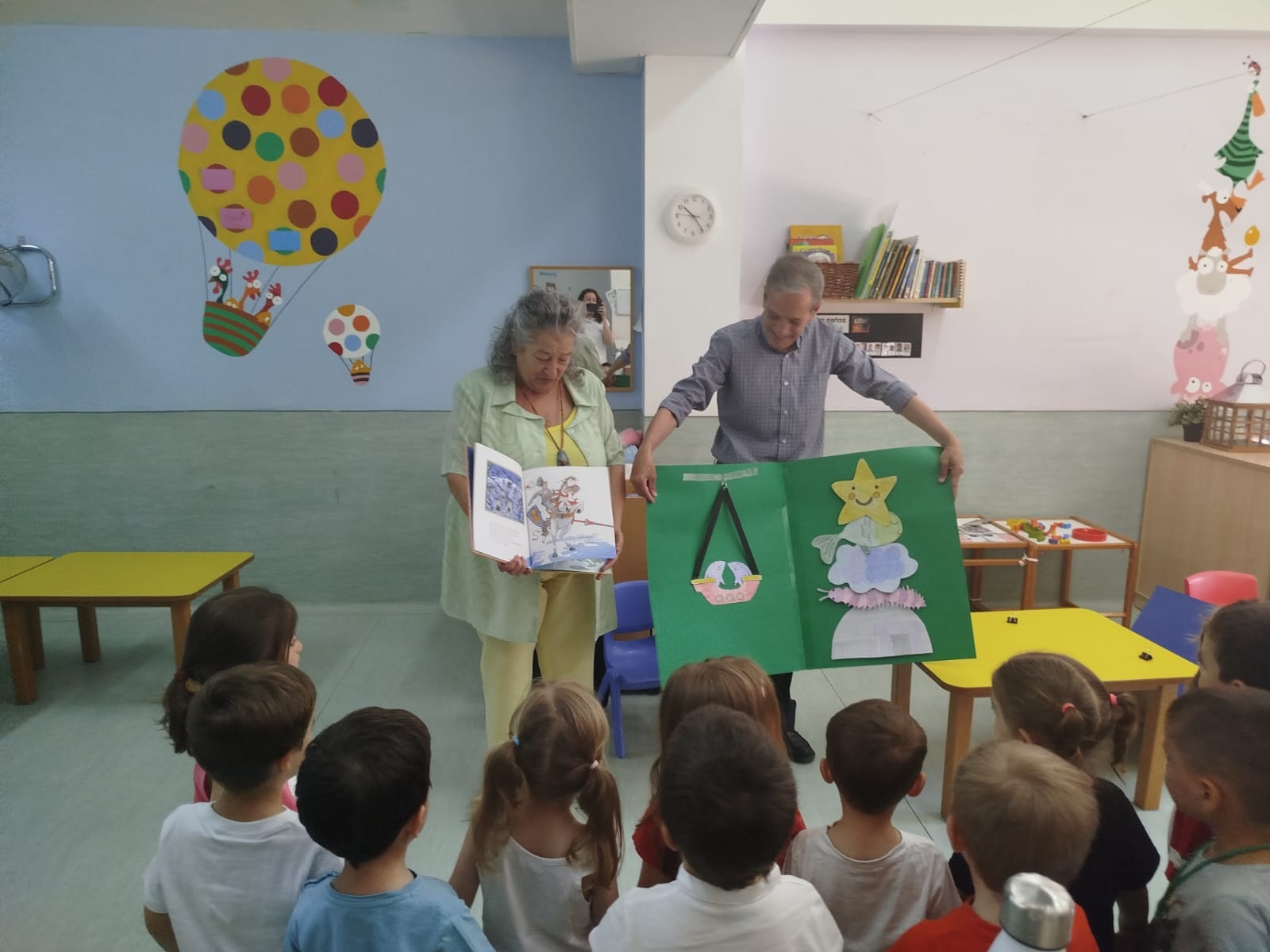 Personas mayores durante uno de los cuentacuentos.