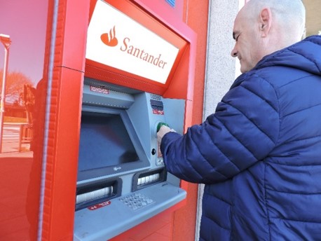 Señor sacando dinero de un cajero