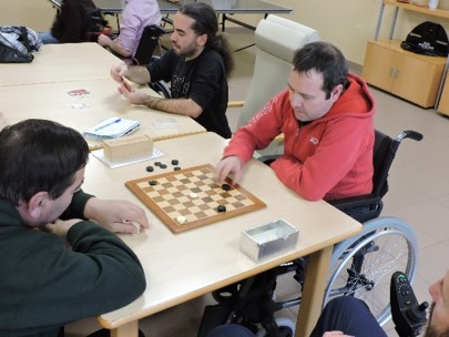 Gente en silla de ruedas jugando a juegos de mesa