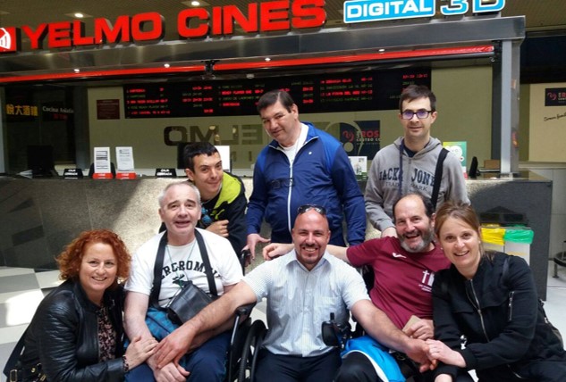 Grupo de personas en la puerta de un cine