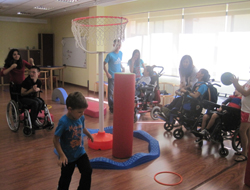 Participantes en el Encuentro en una actividad de ocio con la Pedagoga del Centro