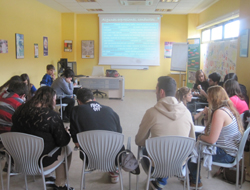 Participantes en el encuentro en un taller