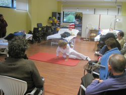 Participantes en el programa en el taller de Feldenkrais