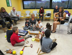 Sesión grupal de musicoterapia con la participación de niños afectados