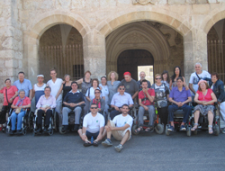 Foto de grupo de los participantes del respiro familiar en la ciudad de Burgos