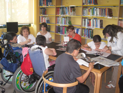 Participantes en un taller en la biblioteca del Creer