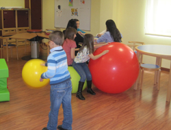 Niños participantes en el encuentro en un taller de actividades