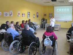 Logopeda del Creer en su taller con las personas afectadas