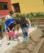 Grupo de niños en el huerto ecológico del Creer