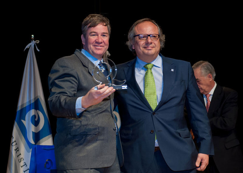 Miguel Ángel Valero Duboy, director del Ceapat, mostrando el premio