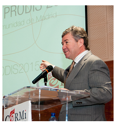 Miguel Ángel Valero Duboy, director del Ceapat, agradeciendo el premio