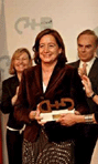 Fotografía de Cristina Rodríguez-Porrero Miret recogiendo el premio