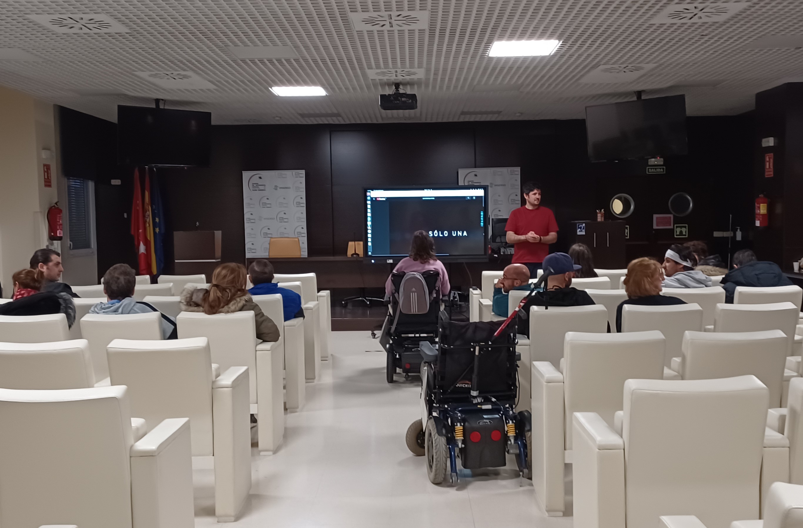 Juan Antonio y usuarios en el salón de actos del Ceadac esperando a que empiece la película. Cine Club.