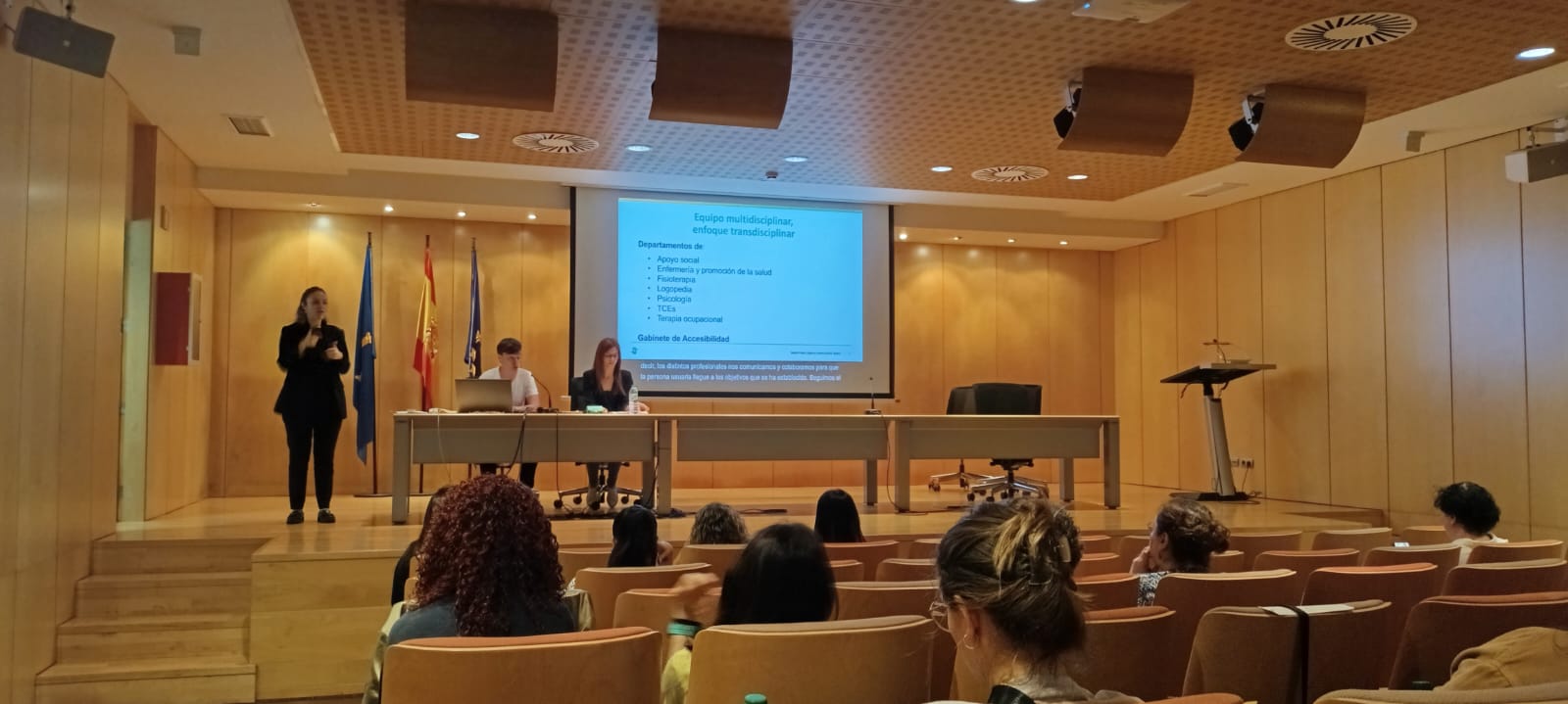 El personal trabajador del Credine durante su presentación.