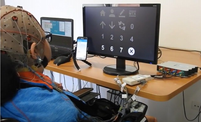 Usuario del centro probando el acceso al smartphone Usuario del centro probando el acceso al smartphone