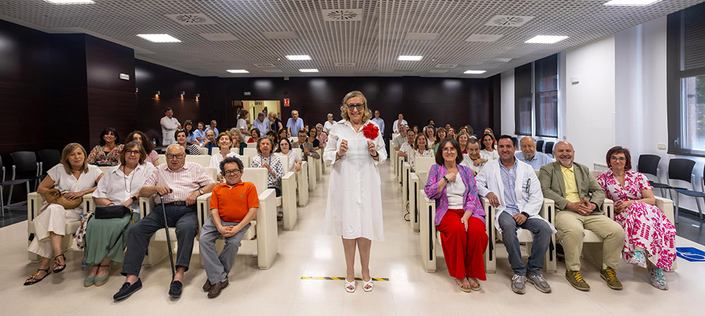 Inmaculada Gómez Pastor posando con su galardón junto a los asistentes al evento.