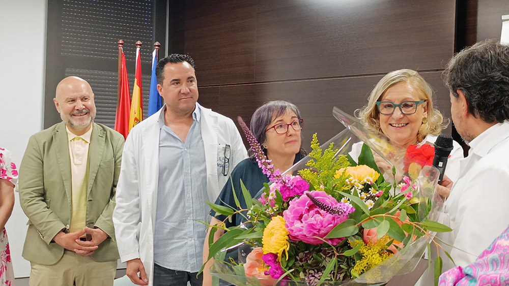 Inmaculada Gómez recibiendo emocionada un ramo de flores de parte de los profesionales y personas usuarias del Ceadac.