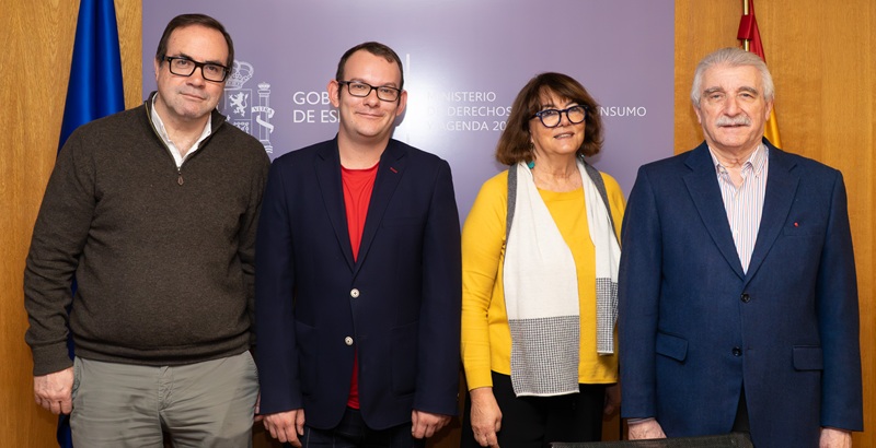 Mayte Sancho, directora del Imserso, junto a los asistentes a la reunión.