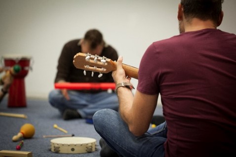 Ensayo clínico en musicoterapia